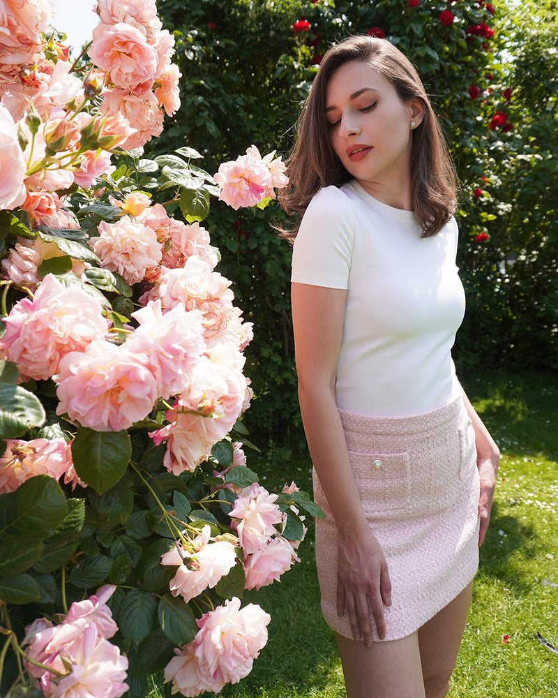Match our PRIMANELK powder pink bouclé skirt effortlessly with our white jersey shirt.